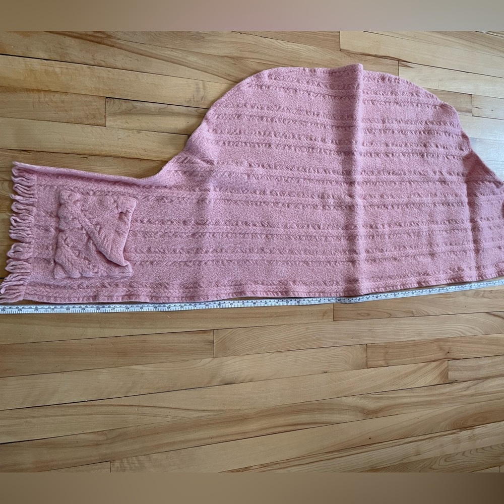 Pink Irish 🇨🇮 wool shawl with pockets - Picture 7 of 12